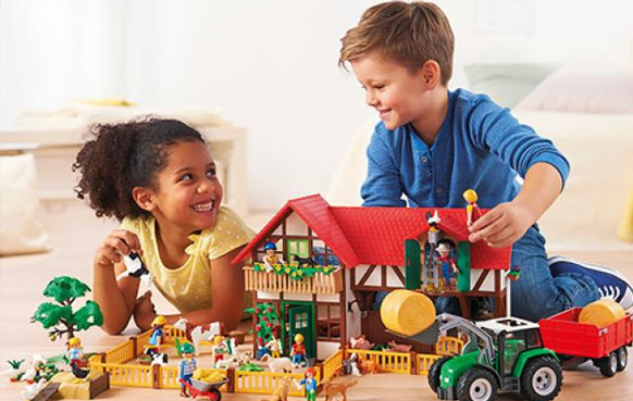 Niños jugando con Playmobil